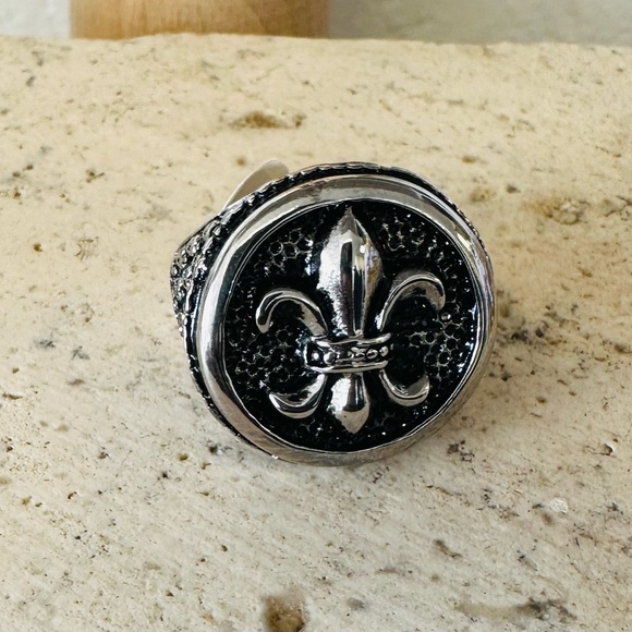 Silver and Black Fleur-de-Lis Men's Accessory - Picture 2 of 4